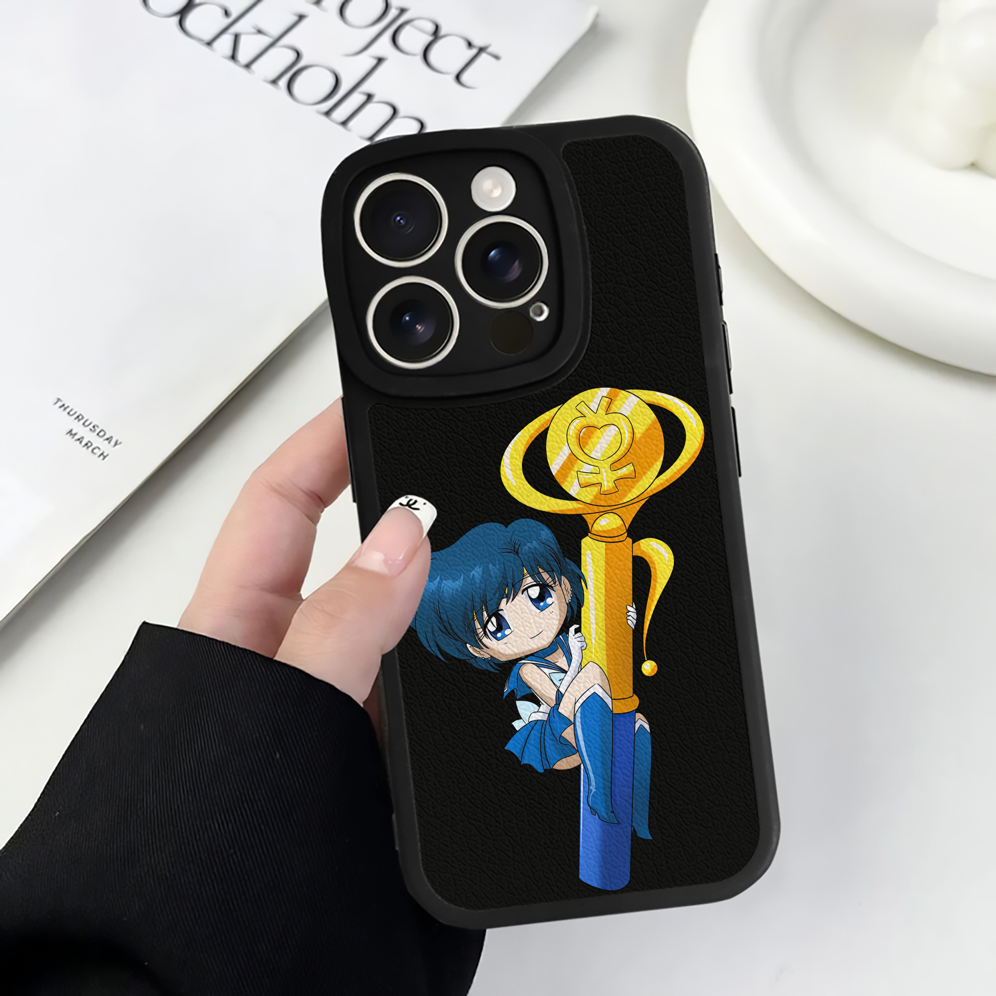 （画像用） 美少女戦士セーラームーン 水野 亜美 みずの あみ Sailor Moon Mizuno Ami 【iPhone 16シリーズ対応】シリコンスマホケース（レザー調） 材質：シリコン